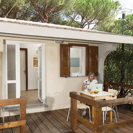 Aparthotel Village Golfo Degli Etruschi 2*